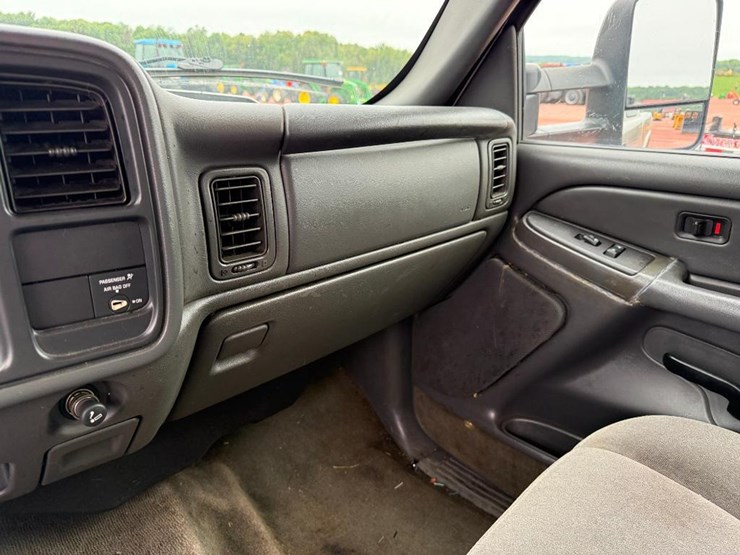 2005-chevrolet-2500hd-image-35