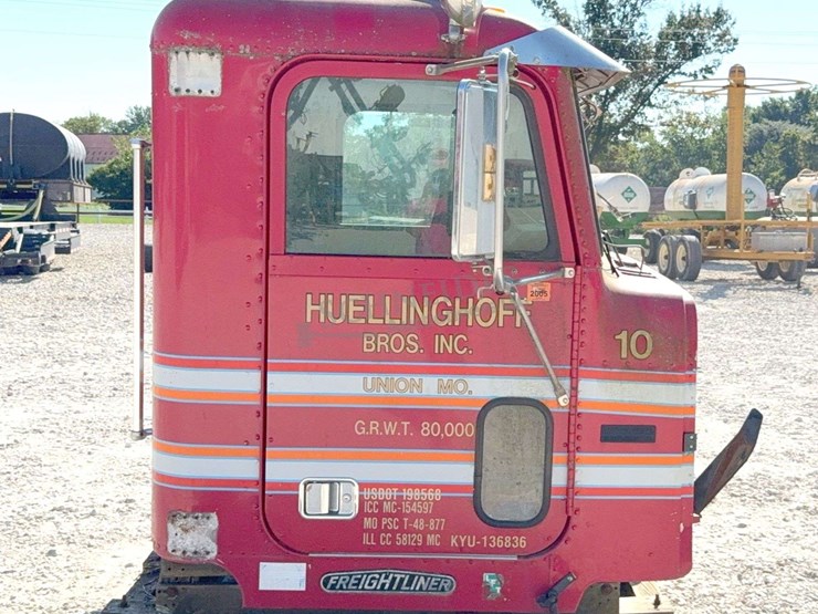 cab-off-of-1994-freightliner-truck-image-3