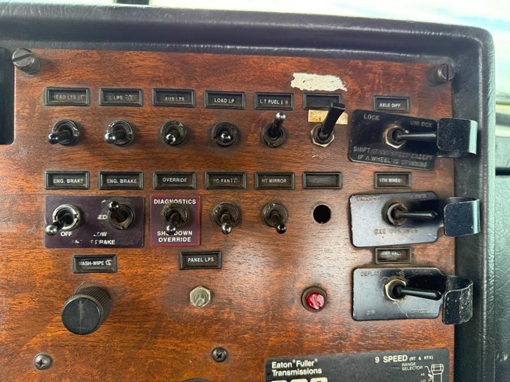 1996-peterbilt-378-image-63