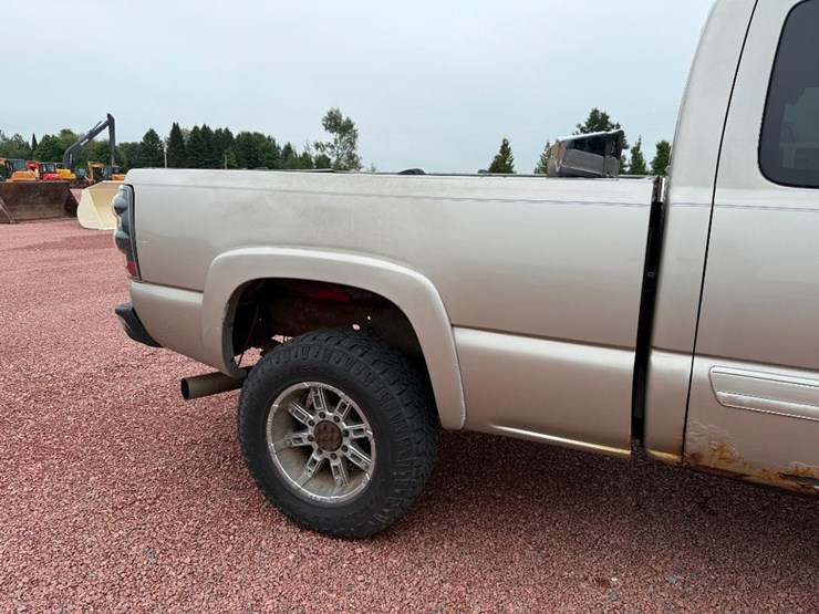 2005-chevrolet-2500hd-image-11