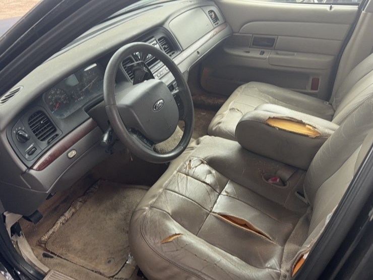 2011-ford-crown-victoria-lx-image-3
