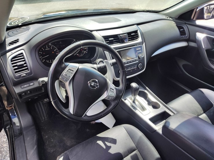 2016-nissan-altima-2.5-runs/moves-image-7