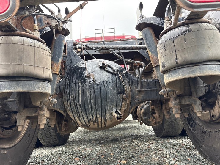 2015-peterbilt-567-image-48