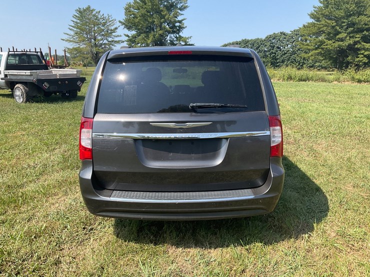 2015-chrysler-town-&-country-image-5