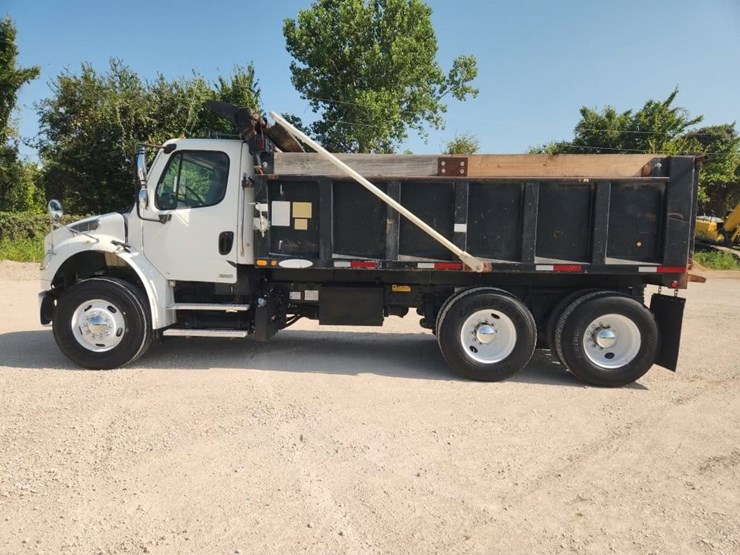 2012-freightliner-m2-106-image-4