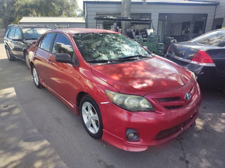2013-toyota-corolla-runs/moves-l-image-4