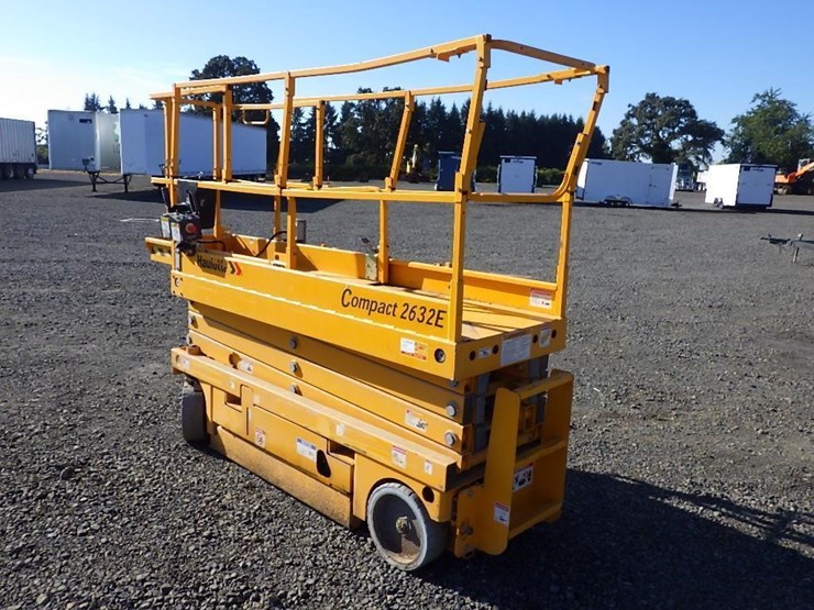 2015-haulotte-2632e-scissor-lift-image-3