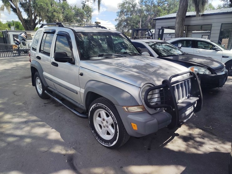 2005-jeep-liberty-image-1