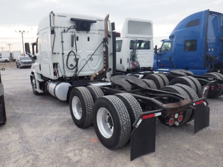 2019-freightliner-cascadia-113-image-12