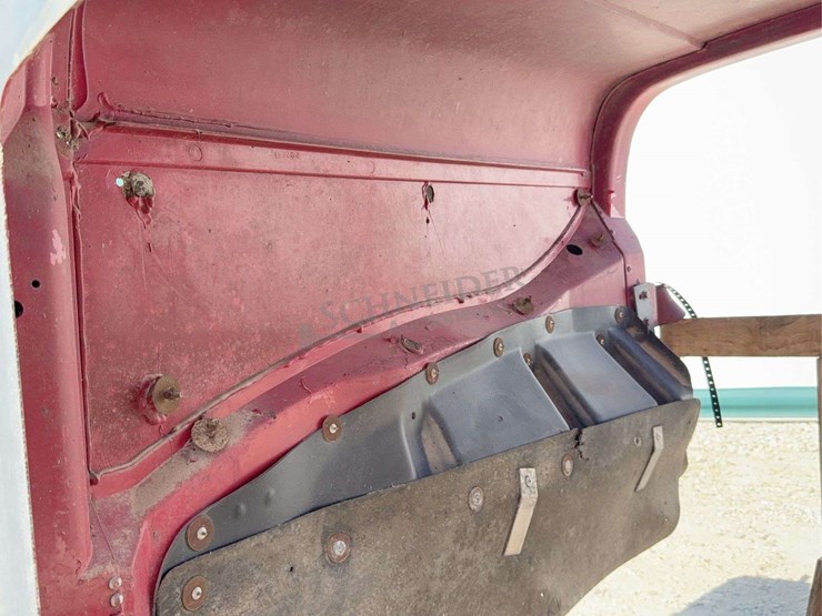 hood-off-of-1994-freightliner-truck-image-9