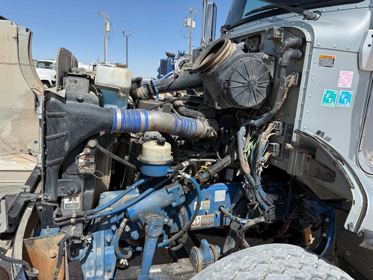 2016-peterbilt-348-image-35