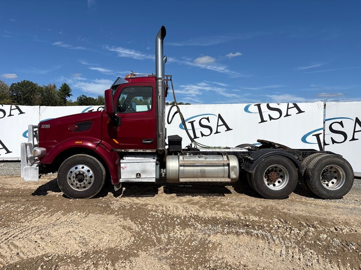 2015-peterbilt-567-image-2