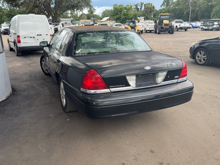 2011-ford-crown-victoria-lx-image-4
