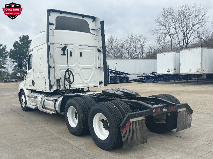 2020-freightliner-cascadia-126-image-2
