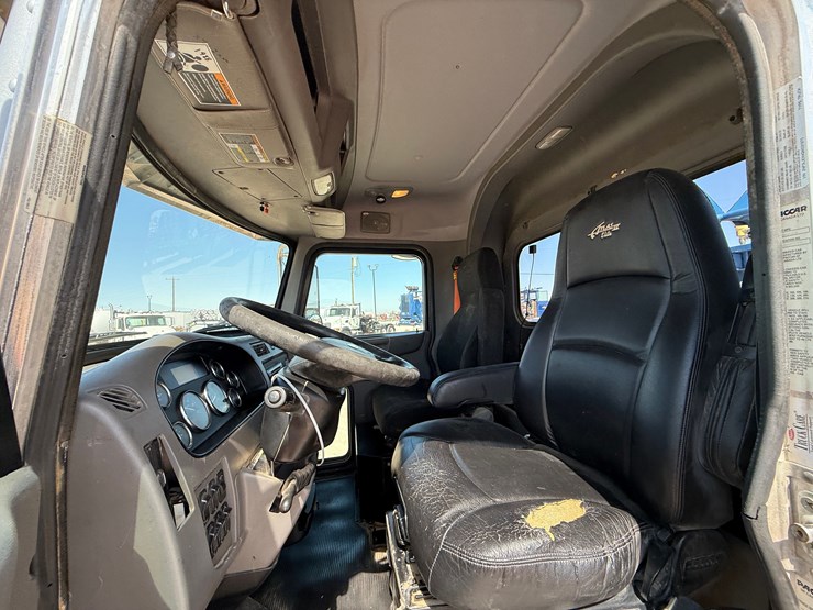 2016-peterbilt-348-image-25