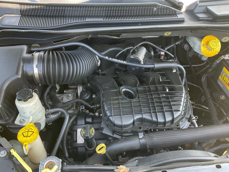 2015-chrysler-town-&-country-image-11