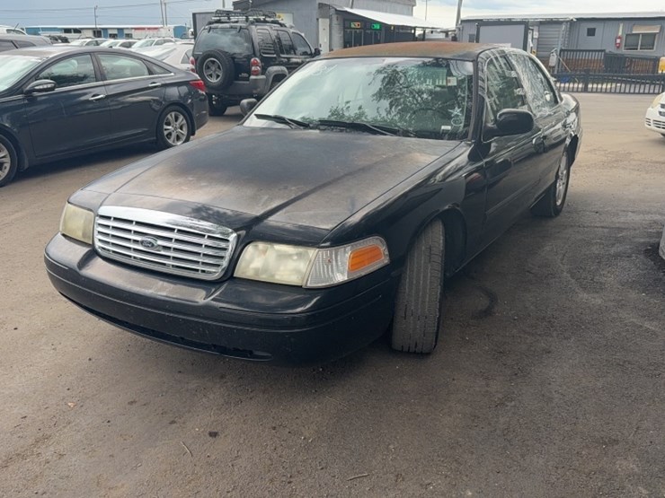 2011-ford-crown-victoria-lx-image-2