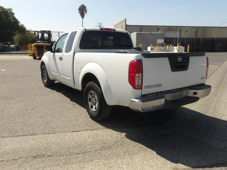2016-nissan-frontier-sv-image-5