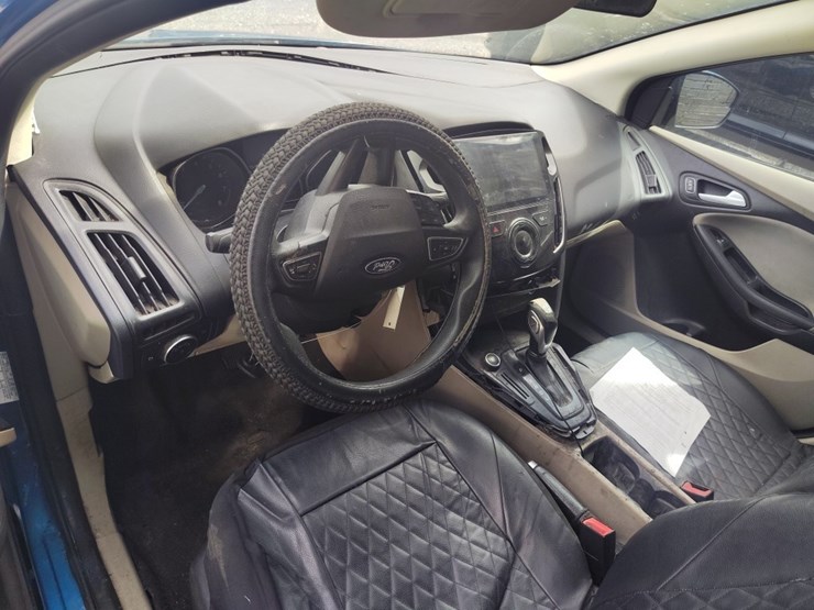 2015-ford-focus-runs/moves-se-image-6