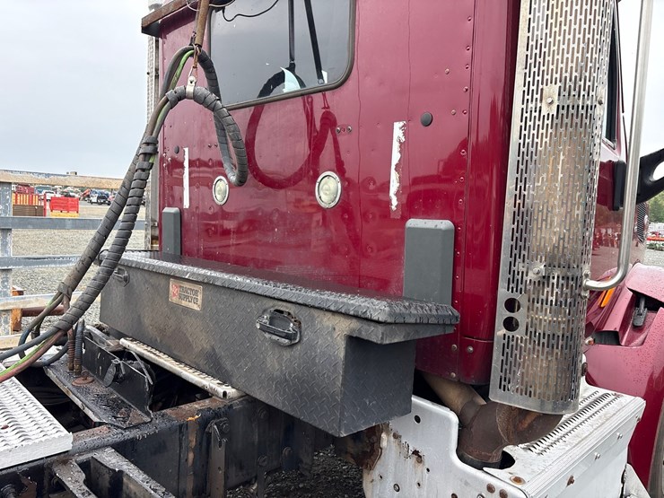 2015-peterbilt-567-image-18