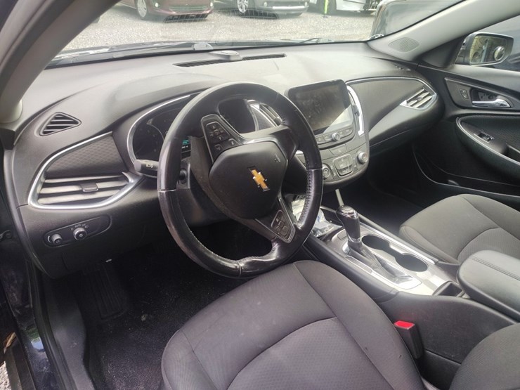 2018-chevrolet-malibu-runs/moves-lt-image-7