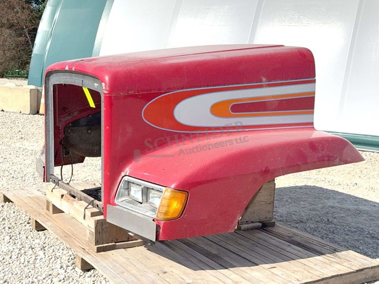 hood-off-of-1994-freightliner-truck-image-1