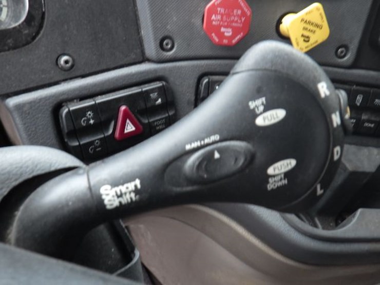 2019-freightliner-cascadia-113-image-16