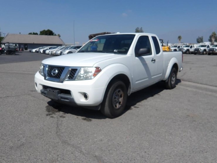 2016-nissan-frontier-sv-image-2