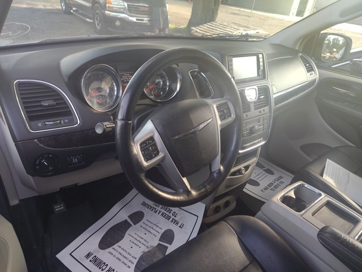 2016-chrysler-town-and-count-touring-runs/moves-image-7