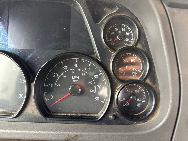 2015-peterbilt-567-image-60