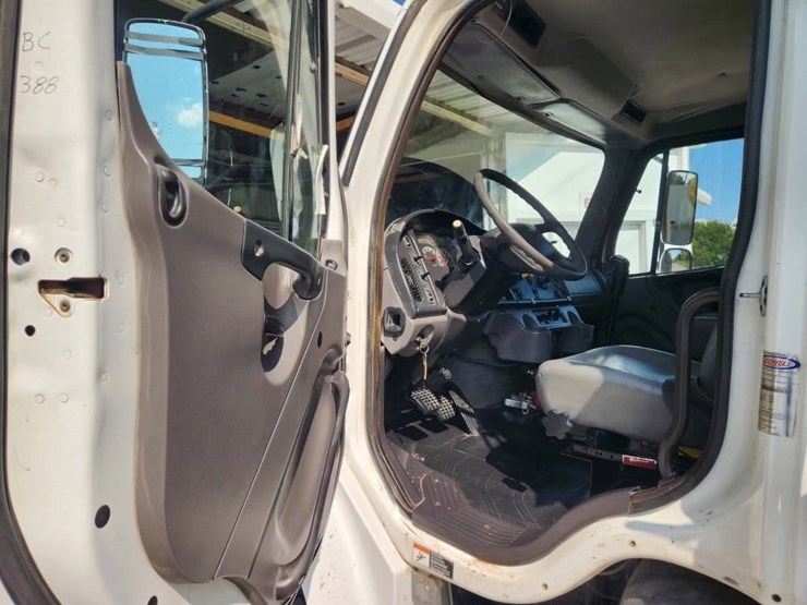 2012-freightliner-m2-106-image-14