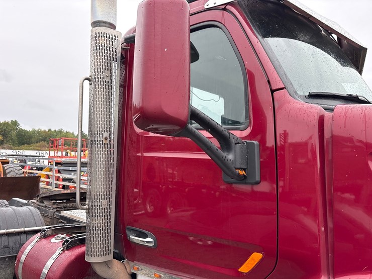 2015-peterbilt-567-image-16