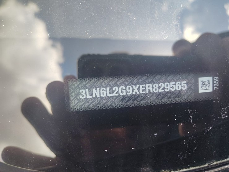 2014-lincoln-mkz-runs/moves-base-image-8