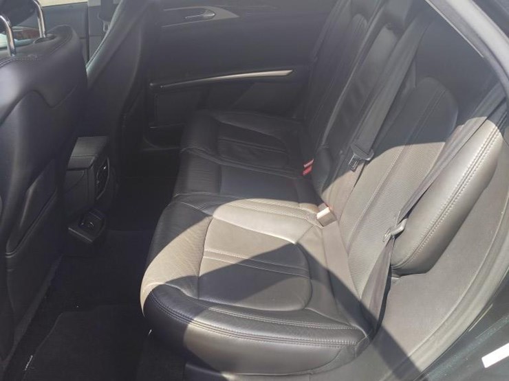 2014-lincoln-mkz-runs/moves-base-image-5