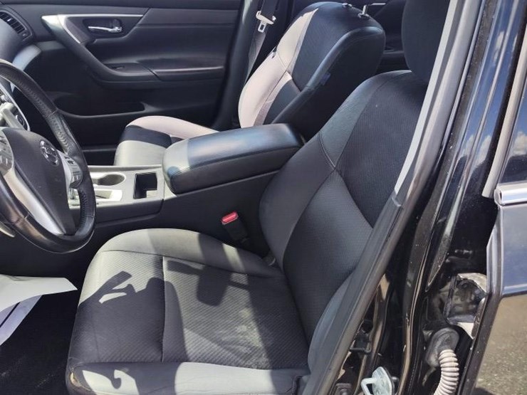 2016-nissan-altima-2.5-runs/moves-image-6