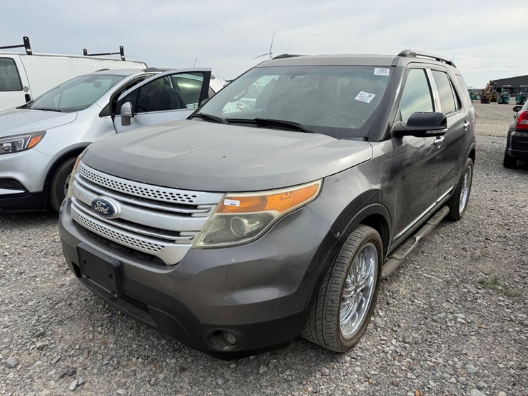 2012-ford-explorer-xlt-image-1