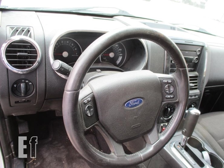 2010-ford-explorer-xlt-image-13