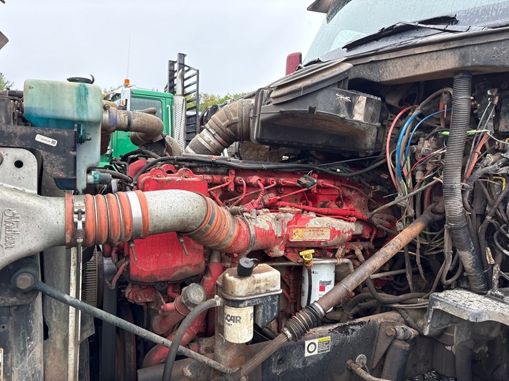 2015-peterbilt-567-image-27