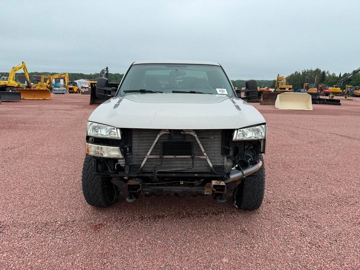 2005-chevrolet-2500hd-image-2