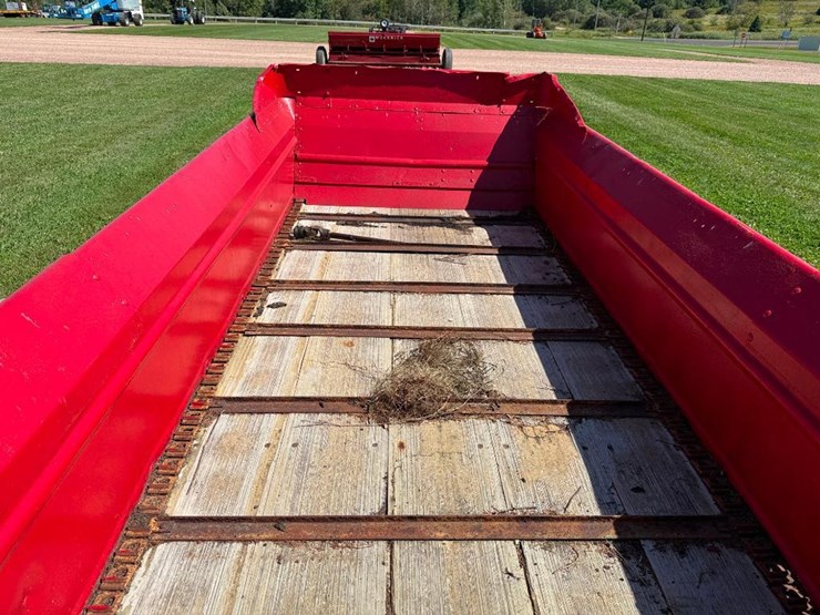 new-holland-520-image-11