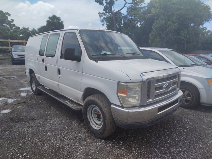 2013-ford-e-series-runs/moves-e-250-image-1