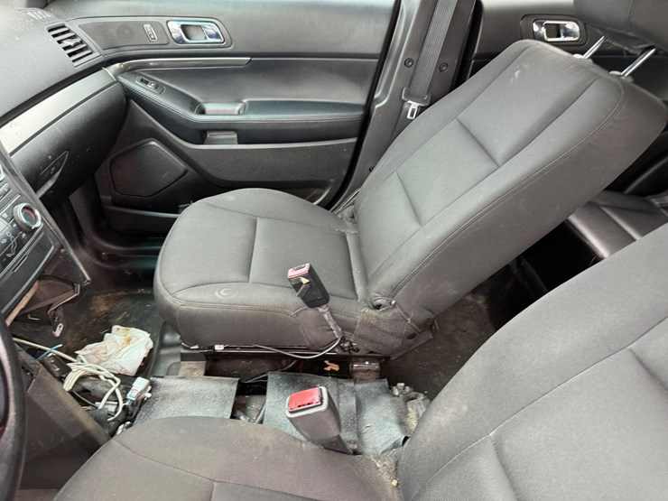 2016-ford-explorer-image-27