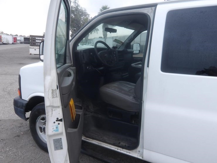 2011-gmc-3500-image-15