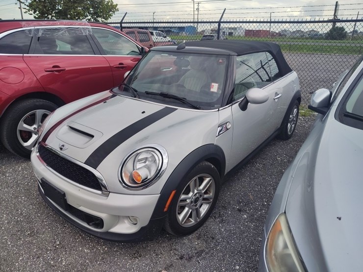 2013-mini-convertible-runs/moves-cooper-s-image-2