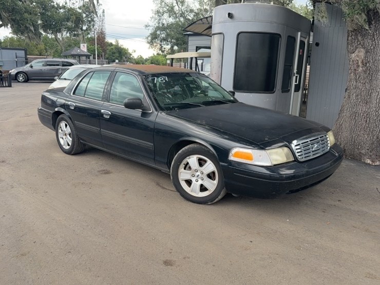 2011-ford-crown-victoria-lx-image-1