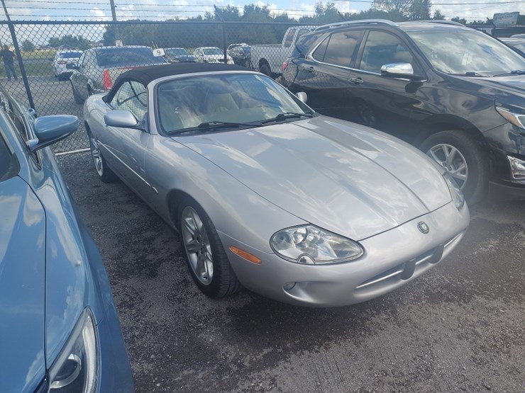 2000-jaguar-xk-series-runs/moves-xk8-image-1