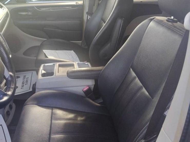 2016-chrysler-town-and-count-touring-runs/moves-image-6