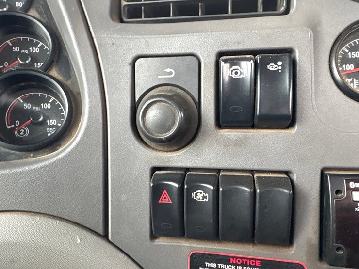 2015-peterbilt-567-image-61
