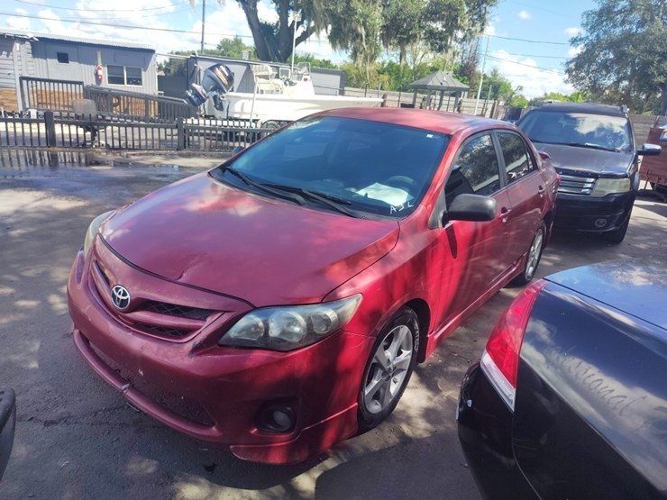 2013-toyota-corolla-runs/moves-l-image-1