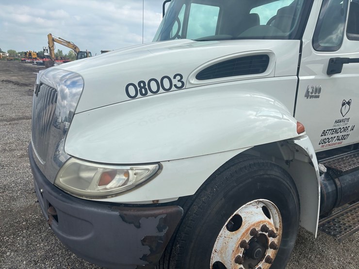 2002-international-durastar-4300-image-7